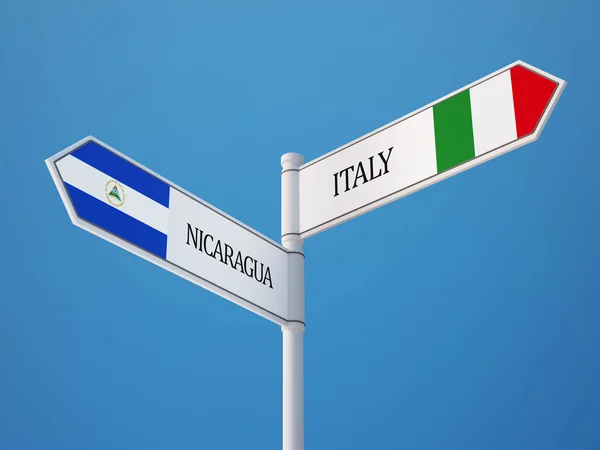 Nicaragua Italië teken vlaggen Concept — Stockfoto