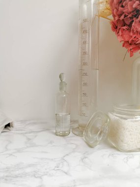 Ev yapımı DIY ekolojik temizlik ürünleri için sirke ve kabartma tozu gibi temel ev malzemeleri