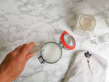 Beyaz kadın ev yapımı sıfır atık, ekolojik ve çok amaçlı deterjan yapıyor. Çamaşır ya da temizlik için.