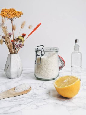Çevre dostu bir yaşam tarzı için limon ve sirke gibi tüm doğal ürünlerin ev yapımı plastik deterjanı.