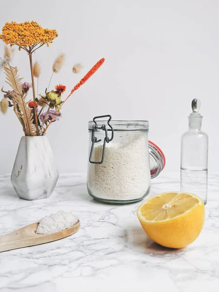 Çevre dostu bir yaşam tarzı için limon ve sirke gibi tüm doğal ürünlerin ev yapımı plastik deterjanı.