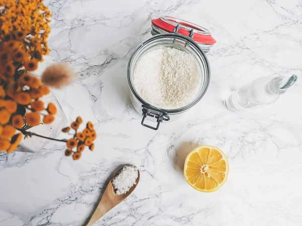 Çevre dostu bir yaşam tarzı için limon ve sodyum gibi tüm doğal ürünlerden plastiksiz ev yapımı deterjan.