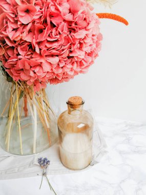 Beyaz mermer arka planda ev yapımı çevre dostu ve plastiksiz sıvı deterjan.