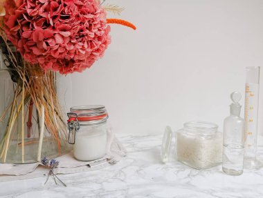 Beyaz mermer arka planda ev yapımı çevre dostu ve plastiksiz sıvı deterjan.