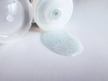 Beyaz bir arka planda yüz fırçasında mikro plastik parçacıklar. Bireysel bakım ürünlerinde mikro plastik sorunların temsili.