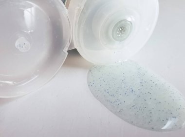 Beyaz bir arka planda yüz fırçasında mikro plastik parçacıklar. Bireysel bakım ürünlerinde mikro plastik sorunların temsili.