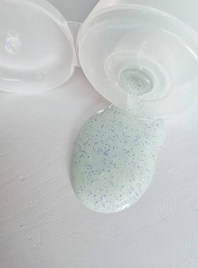 Beyaz bir arka planda yüz fırçasında mikro plastik parçacıklar. Bireysel bakım ürünlerinde mikro plastik sorunların temsili.