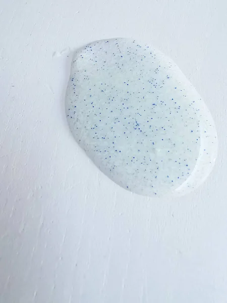 Beyaz Bir Arka Planda Yüz Fırçasında Mikro Plastik Parçacıklar Bireysel Stok Resim