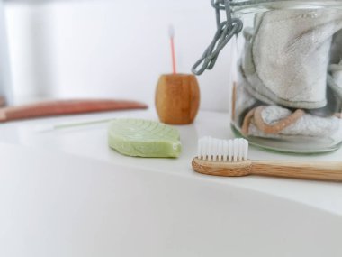 Plastiksiz ve bambu diş fırçası gibi yeniden kullanılabilir ürünlerle sıfır atık banyo kavramı. Sürdürülebilir yaşam tarzı.