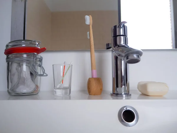 シリコン綿棒や竹歯ブラシなどのプラスチックフリー再利用可能な製品とゼロ廃棄物バスルームのコンセプト 持続可能なライフスタイル — ストック写真