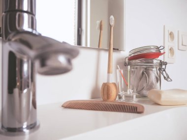 Silikon pamuk çubukları ve bambu diş fırçası gibi plastiksiz ve yeniden kullanılabilir ürünlerle sıfır atık banyo kavramı. Sürdürülebilir yaşam tarzı.