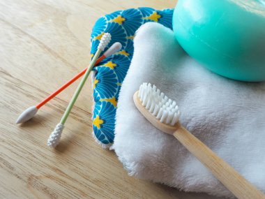 Kulaklık, pamuk pedi, bambu diş fırçası ve sabun gibi kişisel bakım takaslarıyla plastik ücretsiz sürdürülebilir tuvalet kavramı. Çevre dostu yaşam tarzı kavramı.