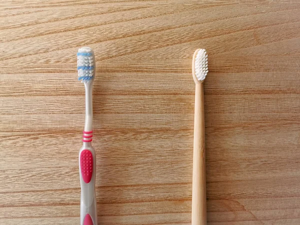 Plastic Free Lifestyle Swap Concept Plastic Toothbrush Bamboo Toothbrush Sustainable — Stock Photo, Image