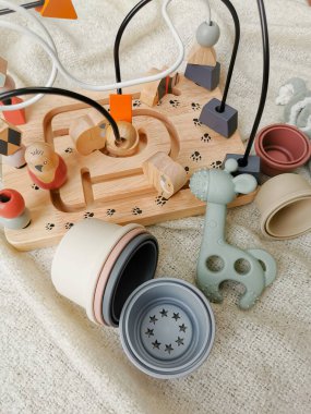 Sessiz, yumuşak renkte bebekler için cinsiyet ayrımı olmayan oyuncaklar. Tahta bloklar boncuk çerçeveli, diş çıkarma oyuncağı cinsiyet ayrımı yapmayan ebeveynlik..