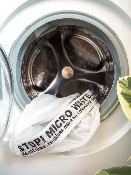 Sentetik Tekstil Ürünlerinden Salınan Mikroplastikleri Yakalamak Için Çamaşır Torbası Mikrofiber Stok Resim