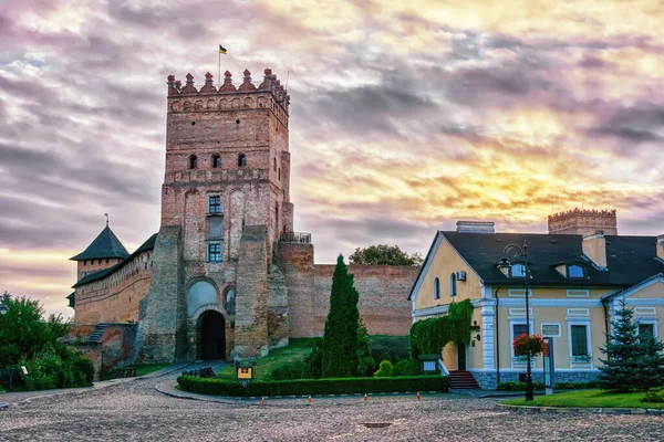 Gündoğumunda Lutsk (Ukrayna) şehrindeki ortaçağ kalesi.