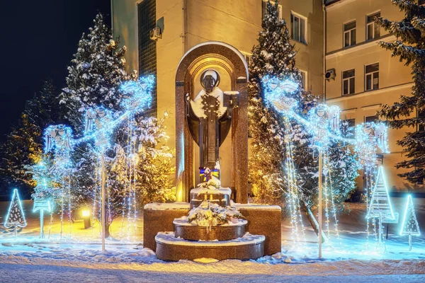 Lutsk 'taki Aziz Niklas Anıtı (Ukrayna) Yeni Yıl kutlamalarıyla.