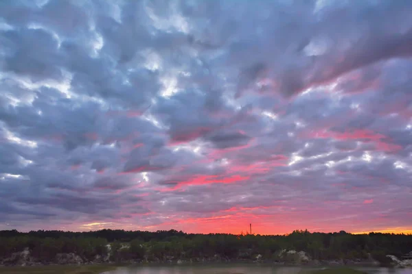 Вечірній Пейзаж Захід Сонця Хмарами Над Берегом Озера — стокове фото
