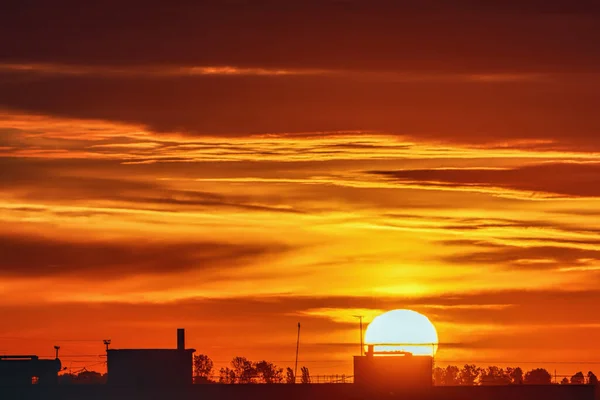 夕方の街のシルエットの建物の上の日没時の空と雲 — ストック写真