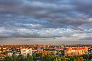 Gün batımında bulutlar akşam şehrinde.