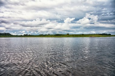 Havza üzerinde akşam fırtınası ve dramatik gökyüzü ve bulutlar.