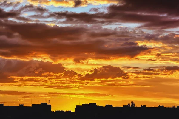 夕方の街の日没時の雲 — ストック写真