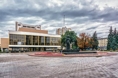 Gün doğumunda Lutsk şehir merkezi (Ukrayna). Tiyatro ve Lesya Ukrayna Anıtı.