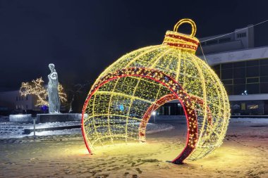 Lutsk şehir merkezi (Ukrayna) şenlikli Yeni Yıl aydınlanmasıyla.
