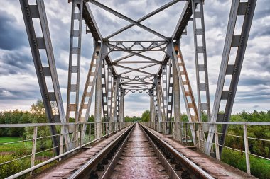 Kasvetli havanın demiryolu köprüsü. 