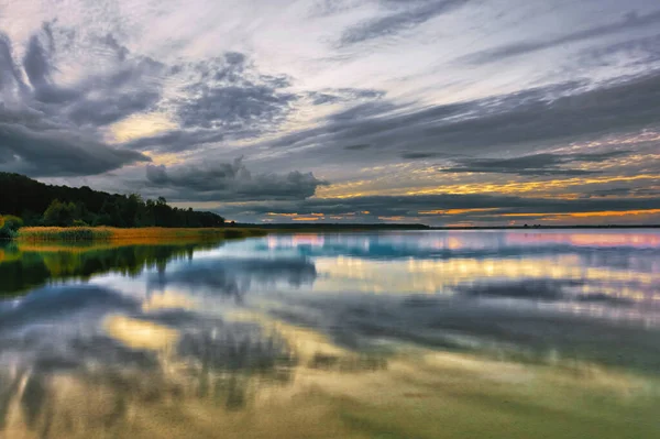 Abend See Dämmerung Der Himmel Mit Wolken Und Das Ufer — Stockfoto