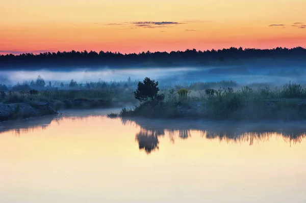 Herbstlandschaft Dämmerung See Wald Hintergrund Und Nebel Ufer — Stockfoto