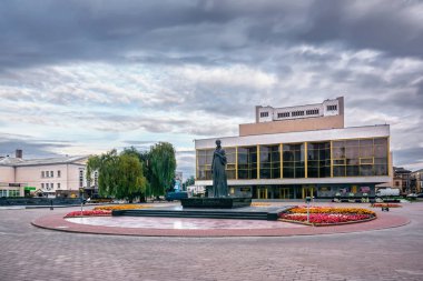 Gün doğumunda Lutsk şehir merkezi (Ukrayna). Fotoğraf, yazar Lesya Ukrayna 'ya ait bir anıtı ve bir tiyatro salonunu gösteriyor..
