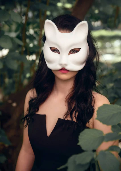 Parkta Maskeli Güzel Genç Bir Kadın — Stok fotoğraf