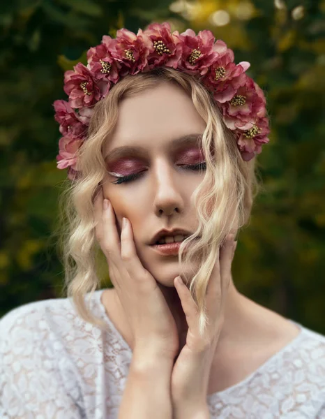 Bella Donna Bionda Con Lunghi Capelli Biondi Abito Bianco Con — Foto Stock