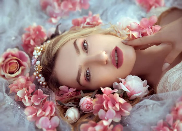 아름다운 금발의 소녀와 꽃다발을 — 스톡 사진