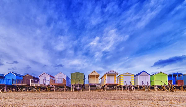 Пляжні хатини з блакитним фоном неба — стокове фото