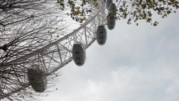 Redakcji materiału o London Eye w pochmurny dzień listopada — Wideo stockowe