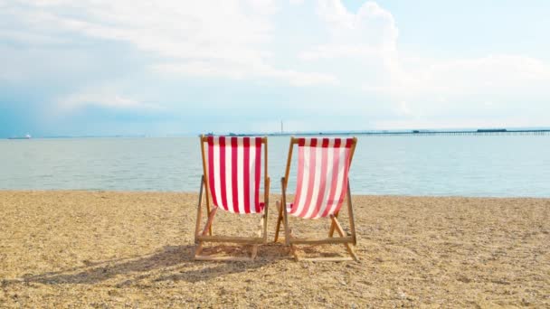 Twee ligstoelen op het strand — Stockvideo