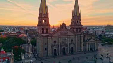 İnsansız hava aracı gün batımında Guadalajara Katedrali 'nde uçuyor.