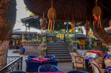 Geleneksel büfe, renkli masalar ve otantik Meksika restoranı atmosferiyle Tlaquepaque Jalisco Mexico 'daki El Parian' ın iç manzarası. Mariachi müziği, yerel mutfağı ve canlı seyahat deneyimleri ile bilinen ikonik kültür simgesi..
