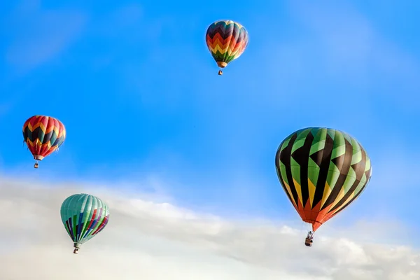 4 balonları havaya doğru git