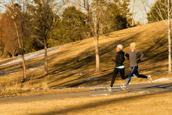 Freunde joggen im Park — Stockfoto