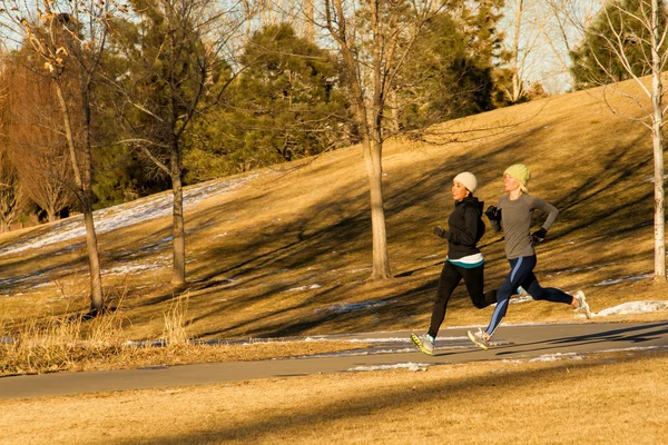 Kocogás a parkban meg — Stock Fotó