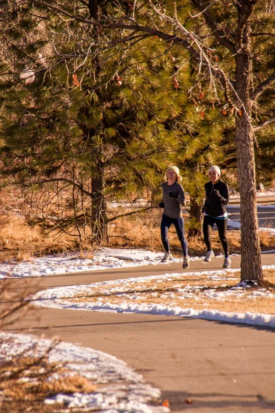 iki genç kadın koşu
