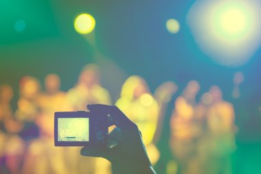 Bir konserde fotoğraf çekmek