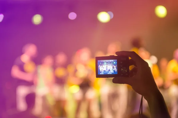 Tirar fotos num concerto — Fotografia de Stock