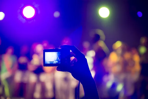 Tirar fotos num concerto — Fotografia de Stock