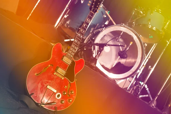 Guitarra e bateria no palco — Fotografia de Stock