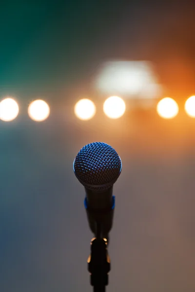 Microfone no palco — Fotografia de Stock