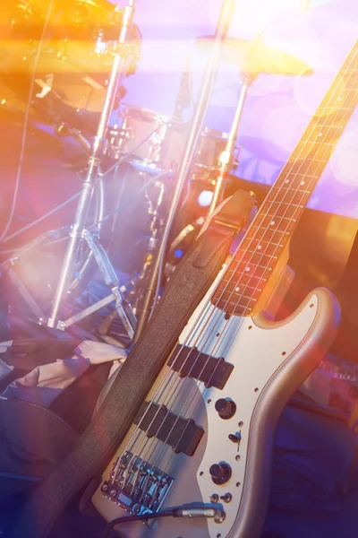 Guitarra baixo e bateria — Fotografia de Stock